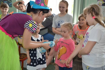 Пациенты детских отделений Травматологической больницы Сургута узнали секрет здоровья от веселой клоунессы