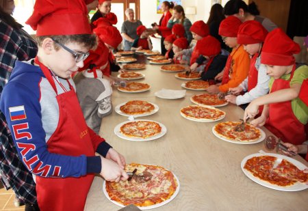 Почувствуй себя пиццайоло: югорские дети научились готовить национальное  блюдо Италии