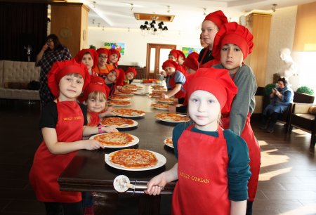 Почувствуй себя пиццайоло: югорские дети научились готовить национальное  блюдо Италии