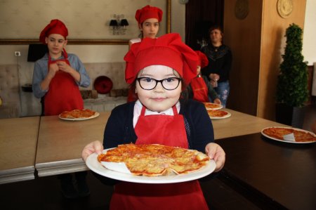 Дети сотрудников стоматологической поликлиники Х-М учились готовить пиццу
