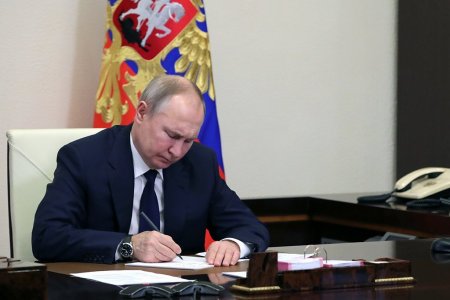 Путин наградил медработников за заслуги в здравоохранении